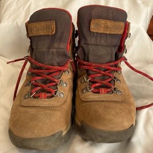 Columbia hiking boots !